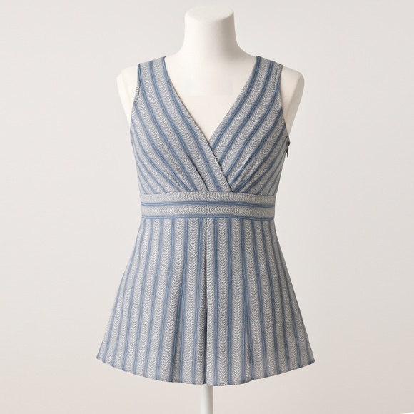 NWOT Nine West Sleeveless Blouse Size 2 Blue Gray Striped Pleated V-Neck Empire - Picture 1 of 11